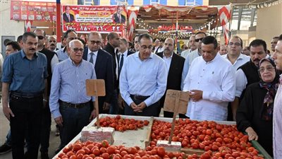 رئيس الوزراء يتفقد مجمع الأسواق ويفتتح مهرجان تخفيض الأسعار ببورسعيد