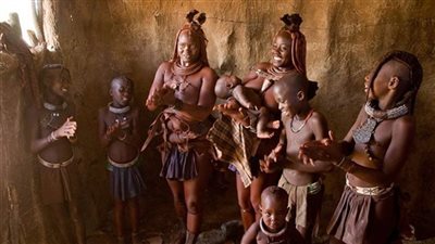 خارج الزمن.. قبيلة الهيمبا عراة يغطون أجسادهم بالطين ويعبدون الأوثان
