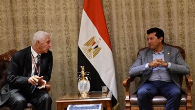 وزير الرياضة يلتقي مدير التطوير بالاتحاد الدولي للريشة الطائرة بالعاصمة الإدارية الجديدة