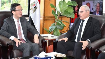 رئيس جامعة قناة السويس يستقبل نائب وزير التعليم الصيني