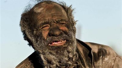 عاجل| رجل لم يستحم منذ ٦٥ عامًأ..  تعرف على السبب (صور)