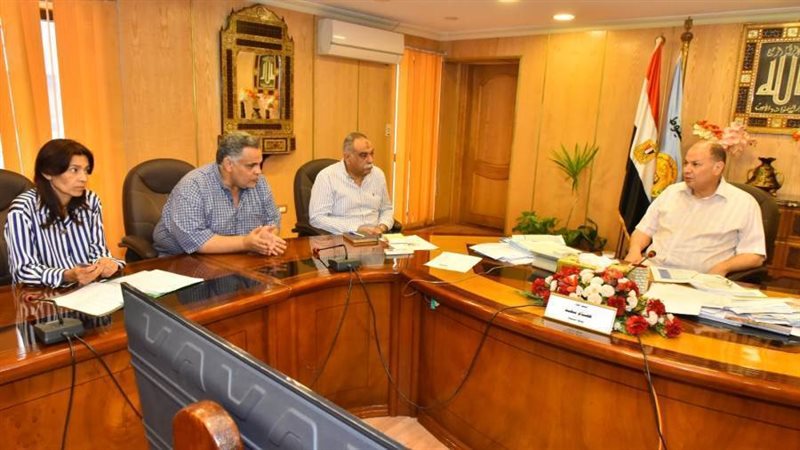 محافظ أسيوط يناقش