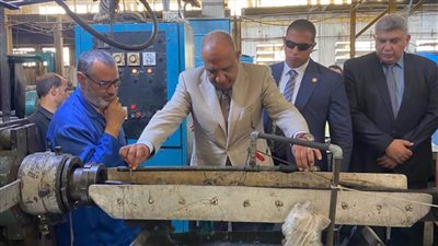 وزير قطاع الأعمال العام يقوم بزيارات مفاجئة للعاملين بشركات الدلتا للصلب وناروبين وطنطا للكتان وغزل المحلة