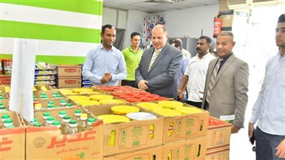 محافظ أسيوط يواصل تفقد منافذ ومعارض بيع السلع الغذائية بأسعار مخفضة بمنطقة الأزهر