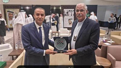 على هامش اللقاء الودي.. اتحاد الكرة والمتحدة للرياضة يهديان درعا لرئيس الاتحاد الجزائري