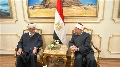 مفتي الجمهورية يستقبل الشيخ عبداللطيف دريان بمطار القاهرة الدولي