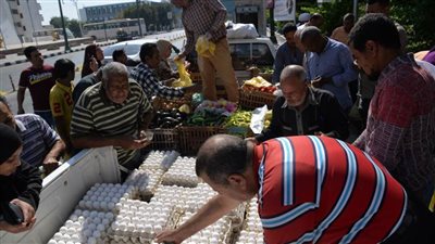 محافظ أسيوط: إقبال كبير على المنافذ المتنقلة لبيع السلع الزراعية والغذائية بأسعار مخفضة