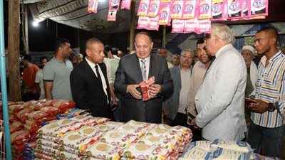 محافظ أسيوط يتفقد معرض بيع السلع الغذائية بأسعار مخفضة بـ