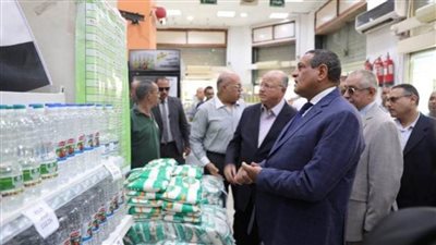 وزير التنمية المحلية ومحافظ القاهرة يتابعان مبادرة خفض أسعار السلع بمنافذ 