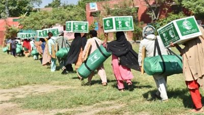 مركز الملك سلمان للإغاثة يوزع حقائب إيوائية للمتضررين من الفيضانات وسلال غذائية بباكستان