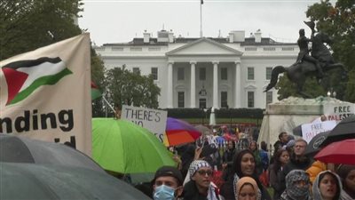 عاجل..يهود أمريكيين يتظاهرون أمام البيت الأبيض رفضًا لجرائم إبادة الفلسطينيين 