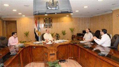 محافظ أسيوط يناقش الموقف التنفيذي للمشروعات التي تنفذها 