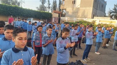 تنكيس الأعلام وطلاب المدارس يقفون دقيقة حداد على أرواح الشهداء