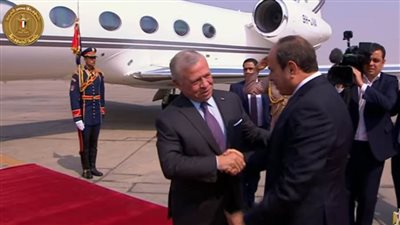 عاجل| بالفيديو.. الرئيس السيسي يستقبل ملك الأردن بمطار القاهرة