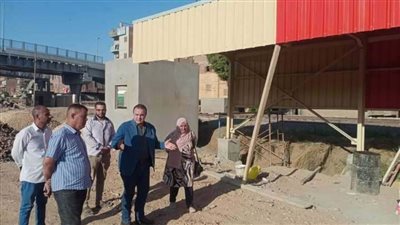 رئيس مركز ملوي يتفقد أعمال إنشاء مجمع مواقف السيارات بالمدينة