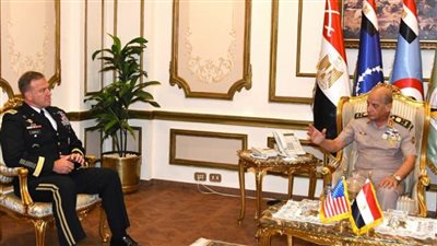وزير الدفاع يلتقي قائد القيادة المركزية الأمريكية
