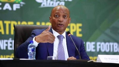 رئيس كاف يعقد مؤتمرًا صحفيًا للكشف عن كأس الدوري الإفريقي