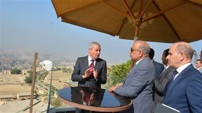 وزير قطاع الأعمال يستعرض مشروعات التطوير العقاري للنصر للإسكان والتعمير خلال تفقد مشروعها بالمقطم