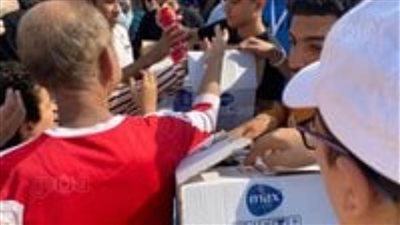 حملة هاني العتال توزع زجاجات المياه هدايا لأعضاء الزمالك في الانتخابات