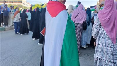 النساء والأطفال يشاركون في مسيرة تضامنية مع فلسطين بالوادي الجديد