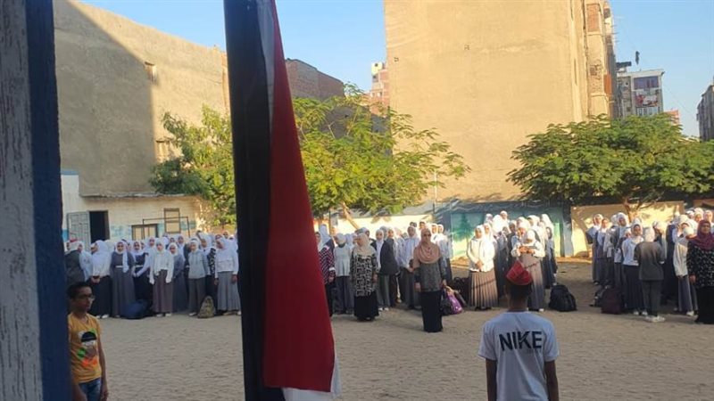 تنكيس الأعلام بمدارس