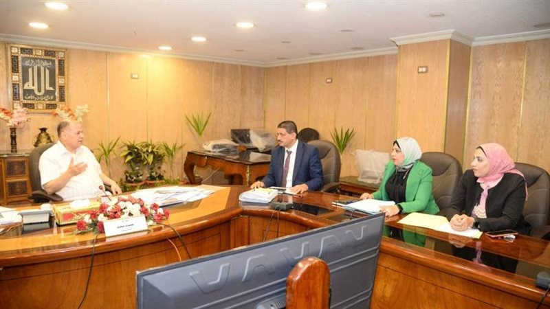 محافظ أسيوط يناقش