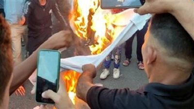 عاجل.. احتجاجًا على جرائم الاحتلال.. أهالي الشرقية يشعلون النيران بعلم إسرائيل