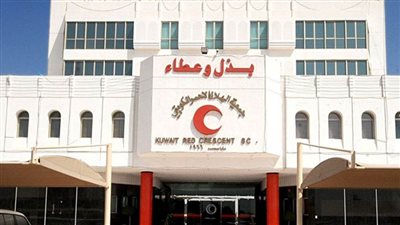 الهلال الأحمر الكويتي يتبرع بثلاث سيارات إسعاف لقطاع غزة