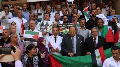 وقفة احتجاجية للأطباء بالبالطو الأبيض تضامنا مع فلسطين