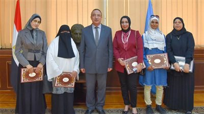 محافظ الإسكندرية يكرم الأمهات الفائزات بجائزة الأم المثالية لعامي 2022 و2023