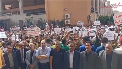 بهتافات تهز الحرم الجامعي.. رئيس جامعة بنها يقود مظاهرة طلابية حاشدة لدعم القضية الفلسطينية