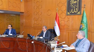 محافظ الإسماعيلية يجتمع باللجنة العليا لحركة النقل والمرور