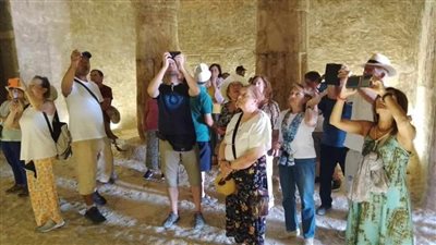 وفد سياحي من دولة البرتغال يزور المناطق الأثرية بالمنيا