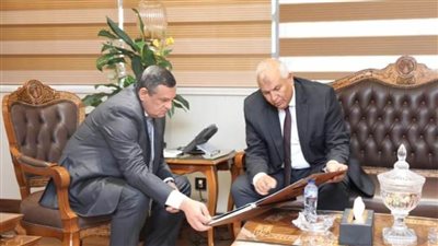 اللواء هشام آمنة واللواء الزملّوط يتابعان الموقف التنفيذي للمشروعات الجارية بالوادي الجديد