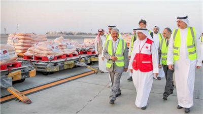 أولى شحنات المساعدات الإغاثية البحرينية إلى غزة تصل مطار العريش