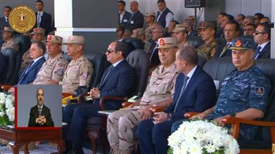 عاجل| الرئيس السيسي يستمع للتوجيه الطبوغرافي للفرقة الرابعة مدرعة بالجيش الثالث 