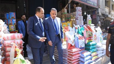 محافظ سوهاج يواصل جولاته الميدانية لمتابعة أسعار السلع الغذائية بالأسواق