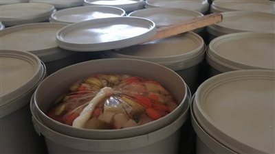 ضبط مصنع مخللات مجهول المصدر ببرج العرب 