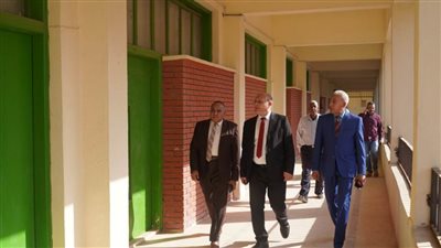 تمهيداً لافتتاحها.. رئيس جامعة سوهاج يتفقد التجهيزات النهائية لمبنى كلية الدراسات العليا والبحوث البيئية