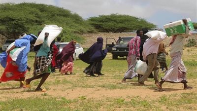 مركز الملك سلمان للإغاثة يوزع السلال الغذائية في الولايات الصومالية