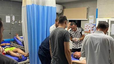 مصابان يتلقيان العلاج في مستشفى طابا في حادث سقوط جسم متفجر