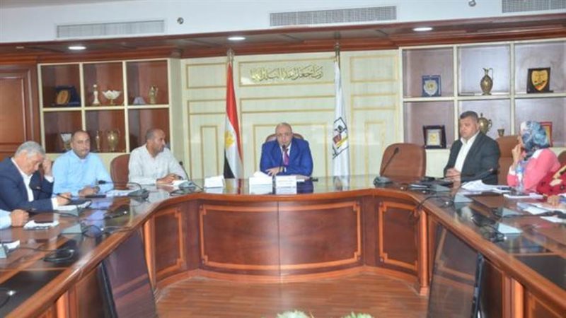 اجتماع محافظ بنى