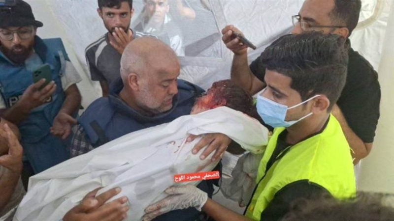 الدحدوح يحتضن جثمان