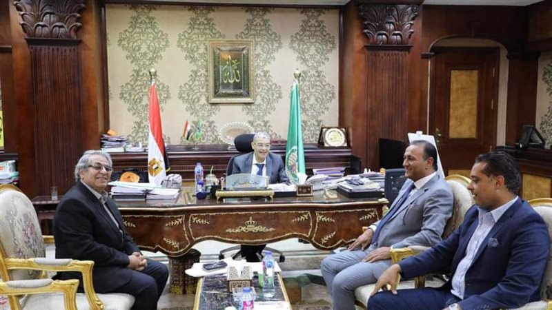 محافظ المنيا مع عدد