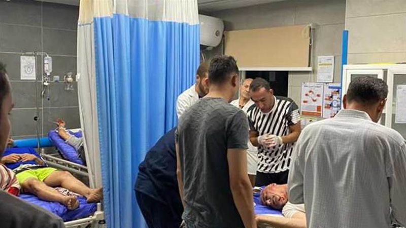 مصابان يتلقيان العلاج