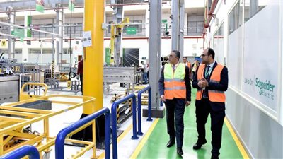 رئيس الهيئة العامة للاستثمار يتفقد توسعات مصنع شنايدر إلكتريك بمدينة بدر