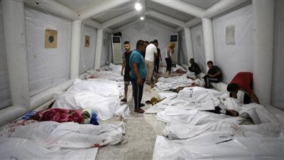 الأنباء الفرنسية: عائلات فلسطينية تلبس أبناءها أساور لتعرف جثثهم حال مقتلهم 