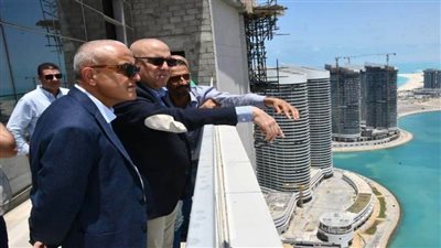 وزير الإسكان يشدد على تكثيف الجهود بمواقع العمل بالعلمين للإسراع بمعدلات تنفيذ المشروعات