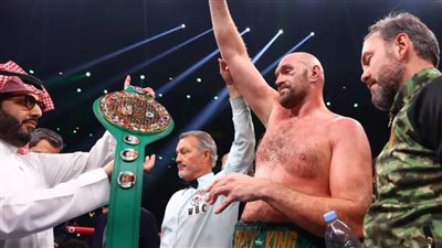 بطل الملاكمة للوزن الثقيل تايسون فيوري يتوج بحزام موسم الرياض