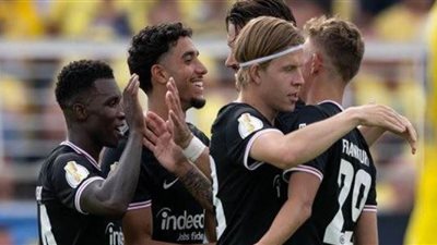 مرموش يسجل هدفين في تعادل فرانكفورت المثير مع دورتموند بالدوري الألماني